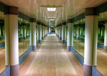 আয়না (Mirror) আসলে কি রঙ এর হয়?