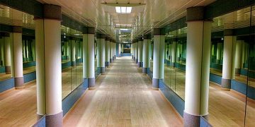 আয়না (Mirror) আসলে কি রঙ এর হয়?