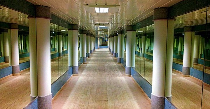 আয়না (Mirror) আসলে কি রঙ এর হয়?