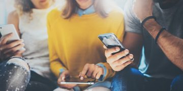 অতিরিক্ত স্মার্টফোনের ব্যবহার স্থুলতা ও হূদরোগের ঝুঁকি বাড়াচ্ছে