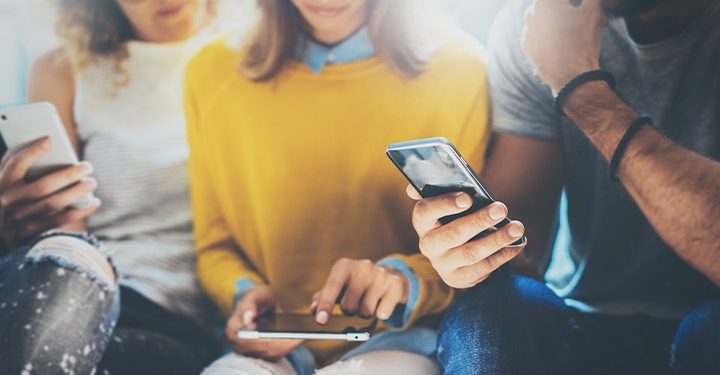 অতিরিক্ত স্মার্টফোনের ব্যবহার স্থুলতা ও হূদরোগের ঝুঁকি বাড়াচ্ছে