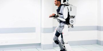 রোবট স্যুট পরে হাঁটলেন পক্ষাঘাতে(অবশ) শয্যাশায়ী রোগী (ভিডিও সহ)