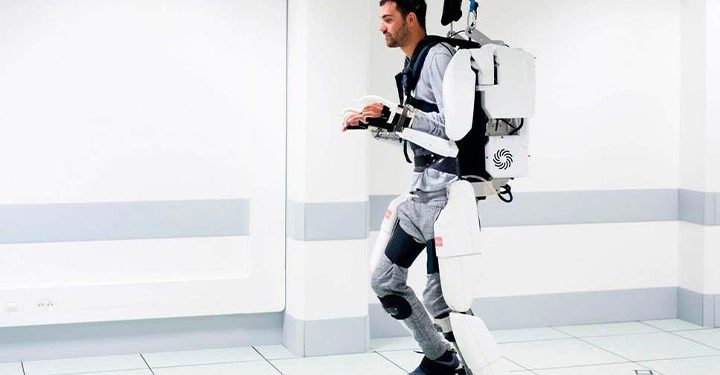 রোবট স্যুট পরে হাঁটলেন পক্ষাঘাতে(অবশ) শয্যাশায়ী রোগী (ভিডিও সহ)