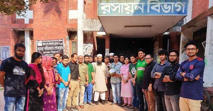 জাবি রসায়ন বিভাগের হ্যান্ড স্যানিটাইজার তৈরি এবং বিনামুল্যে বিতরণ