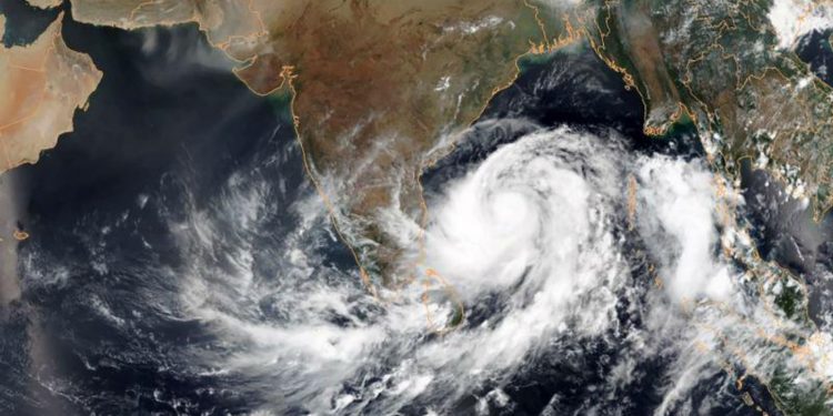 সুপার সাইক্লোন ‘আম্ফান’-এর সর্বশেষ তথ্য ও অবস্থান জানুন
