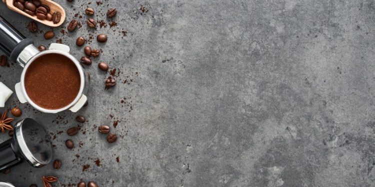 ফেলে দেওয়া গুঁড়ানো কফিবীজ কংক্রিট কে ৩০% শক্তিশালী করে